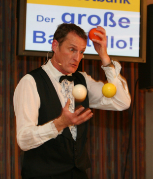 DER GROSSE BAGATELLO - Jonglage